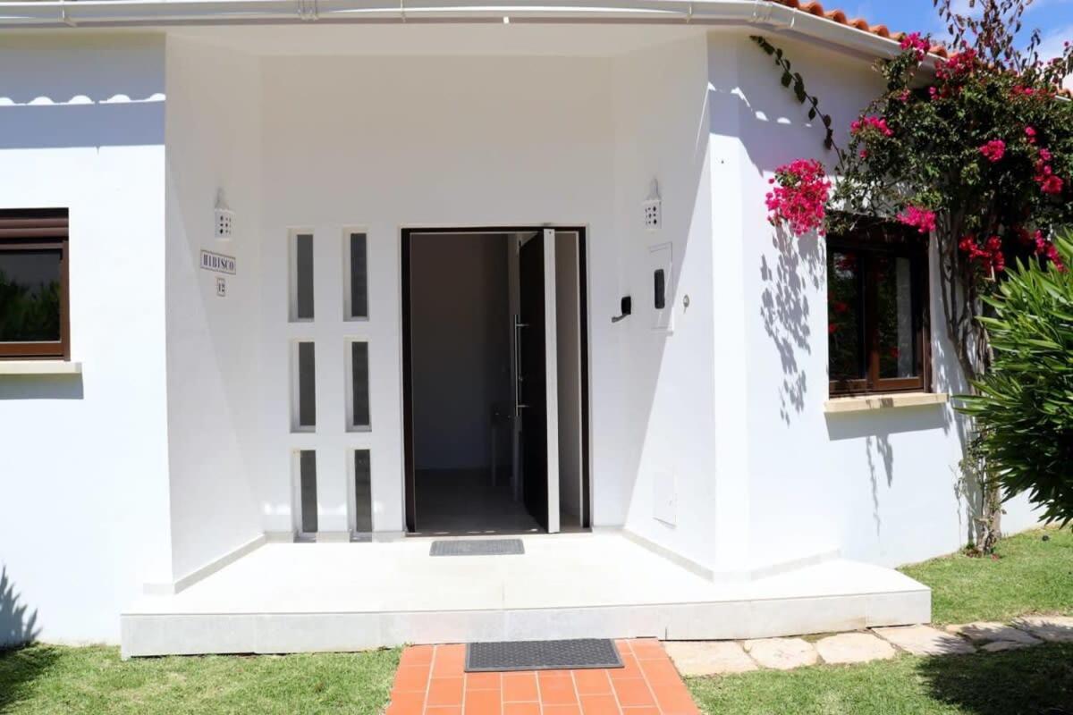 Villa Hibiscus, Great Location In Vilamoura, Lush Green Lawns And Garden Картейра Экстерьер фото